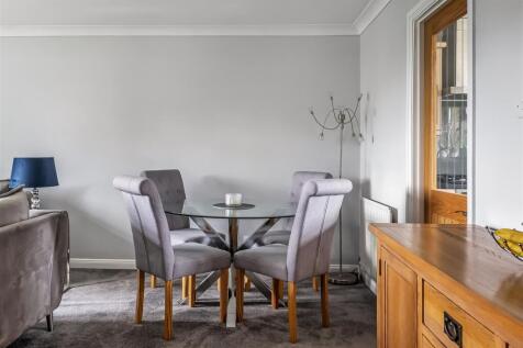 LEATHERHEAD ROAD, ASHTEAD, KT21 photo 3