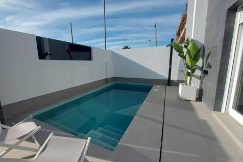 Modern 2 bed Villa with private pool and roof top solarium
