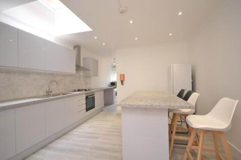 5-bed terraced on Grange Avenue, University Area, £3,000/mo