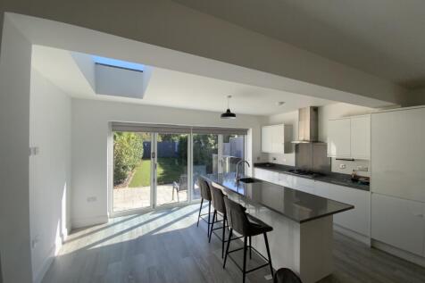 Laburnum Avenue, Hornchurch, Havering photo 5
