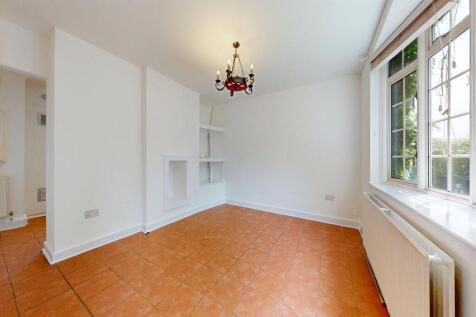 Alderton Hall Lane, Loughton, IG10 photo 2