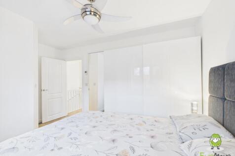 EweMove Estate Agents Basingstoke - Longwood Copse