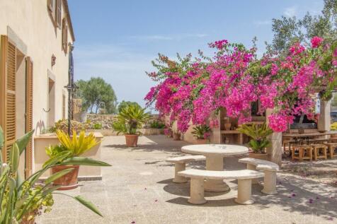 SPECTACULAR VILLA WITH LARGE TERRAIN