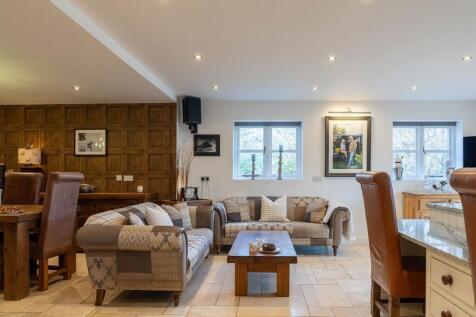 Socialise and dine in the kitchen/diner/snug