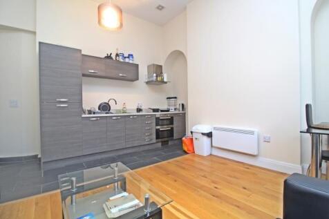 2-bed flat on 6 High Street, Newport, Gwent, £1,050/mo