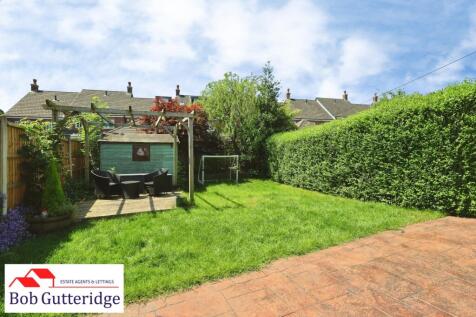 ENCLOSED REAR GARDEN