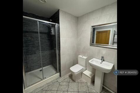 En Suite Toilet And Bath For Bedroom 1