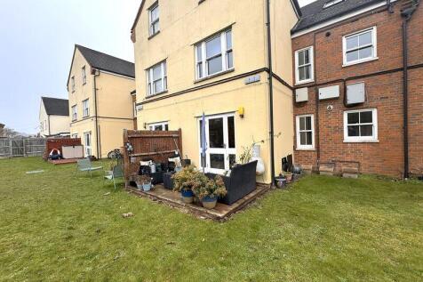 Deck &amp; Communal Garden