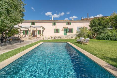 Unique historic house for sale in Campanet with pool and open views