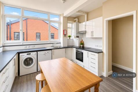 5-bed flat on Stokes Croft, Bristol, BS1, £3,950/mo