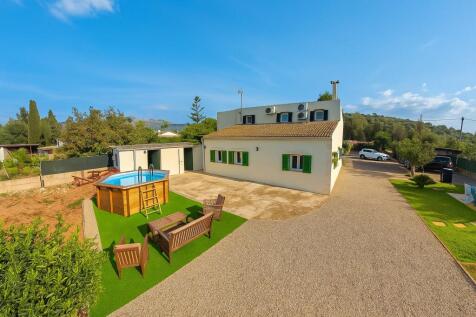 Rear view of the finca with pool
