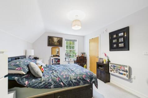 CAM01740G0-PR0454-STILL006