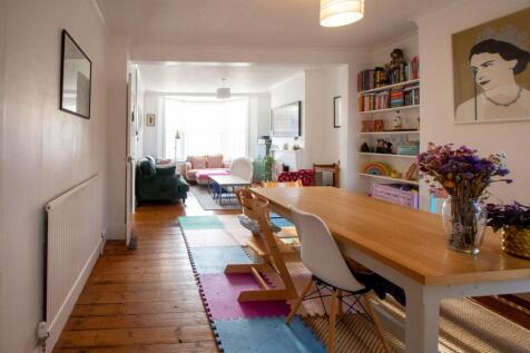 25 Queens Rd - living_dining room.jpg