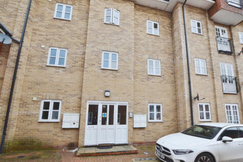 2 bed flat to rent Connaught Close, Colchester CO
