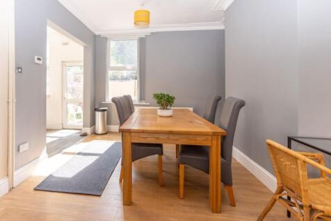 4 Bedroom House, Avondale Road photo 4