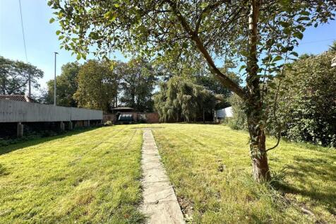 Well-Appointed Rear Garden 338