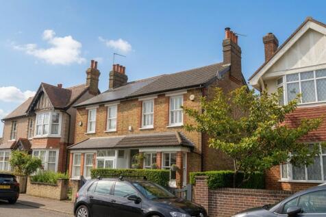3-bed semi-detached on Clarendon Road, Ashford, £2,500/mo