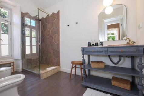 1st floor guest bathroom 