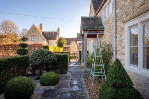 15 - Dovecote Cottage - GL7 5NG - Web.jpg