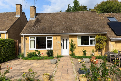 8 Glebe Close Front.PNG