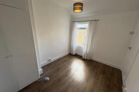 Broadway Avenue, HARLOW photo 4