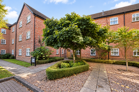 2-bed flat on Swallow Court, Lacy Green, Wilmslow, Cheshire, SK9, £1,150/mo