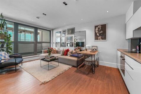 London, E8 - property photo