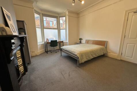 West End // 6 Bed House // June 2027 photo 4