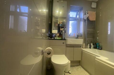 Buckhurst Way, Buckhurst Hill, Redbridge photo 3