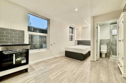 Studio flat on North Road West, Plymouth, £725/mo