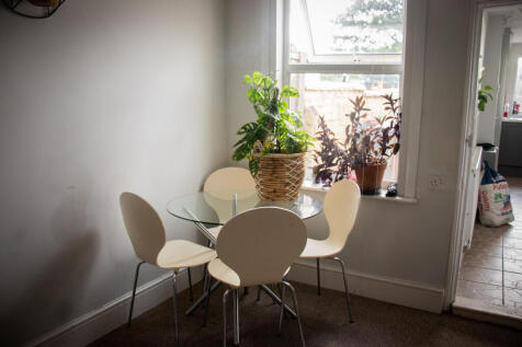 Queen Street // 2 Bed // SEP 2026 photo 4