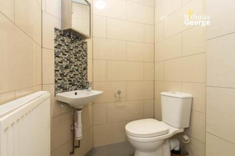 Church rd 83 flat 1 loo.jpg