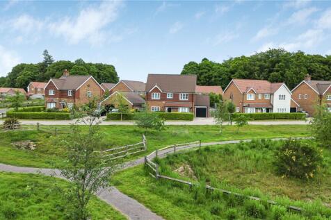 Miller Avenue, Grayshott, Hindhead, Hampshire, GU26. 4 bedroom detached house for sale