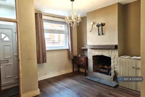 Living Room (Pic 1)