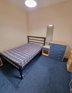 Tidy double bedroom with ample storage space fo...