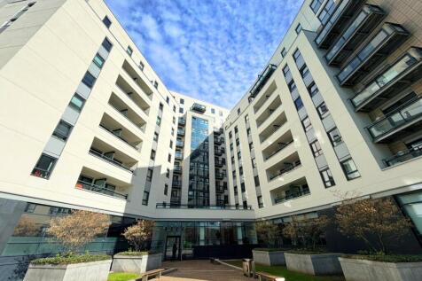 AVAILABLE 24/8/26, 8TH FLOOR, SPACIOUS ONE BEDROOM APARTMENT, PARKING, BALCONY, CONCIERGE, ON-SITE GYM. 