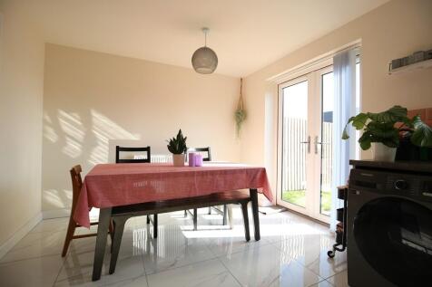 Dining/kitchen 