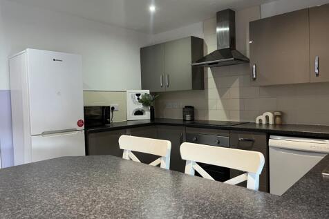 Lord Tennyson // 4 Bed & 4 Bath // Ensuites // June 2027 photo 3