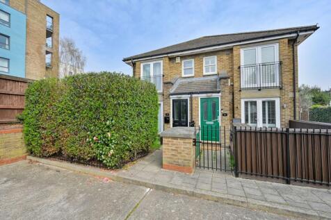 London, W4 - property photo