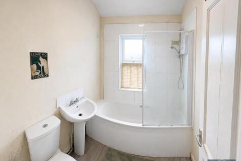 Bright bathroom suite with large bathtub...