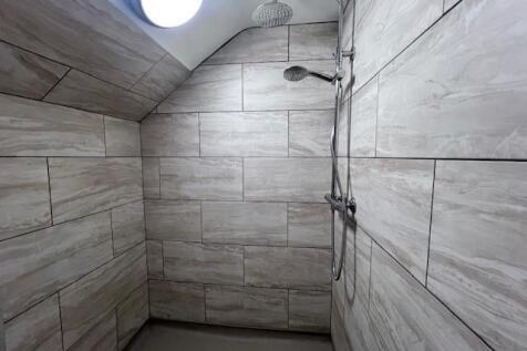 164b Derby Road ensuite shower.jpg