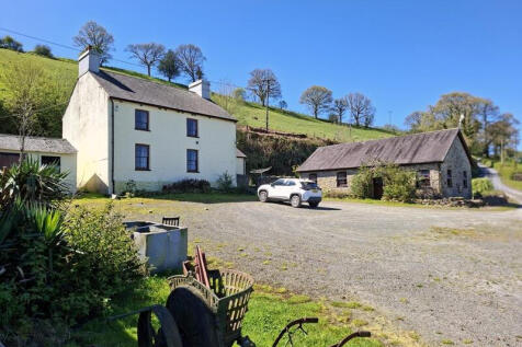 132 Acre Farm with 2 Cottages