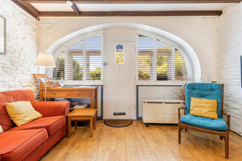 A07 - Hobbit Cottage Noss Mayo - 250912