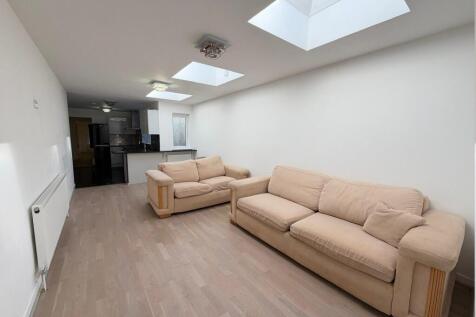 3 bed flat to rent Station Lane, Hornchurch RM12 