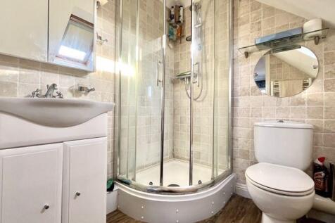 En-Suite to Bedroom 3