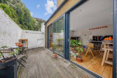 Studio Apartment with Garden For Sale