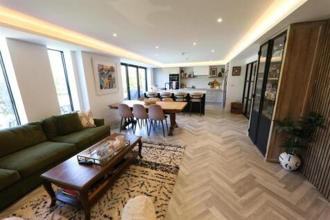 OPEN PLAN LlVING/ DINING/ ISLAND KITCHEN