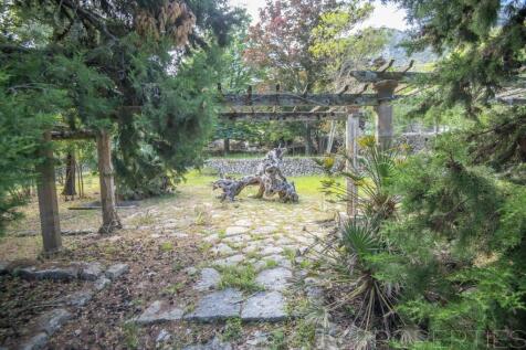 LARGE POSSESSION WITH RESTAURANT FOR SALE