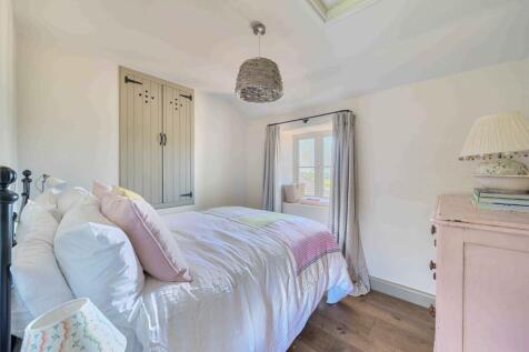 1298221-4-682df46...