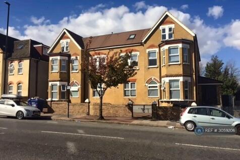 3-bed flat on Southwood Road, London, SE9, £2,200/mo